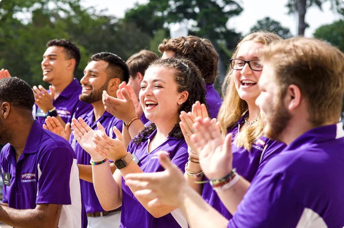 NSULA Students and Alumni clapping and cheering on new students
