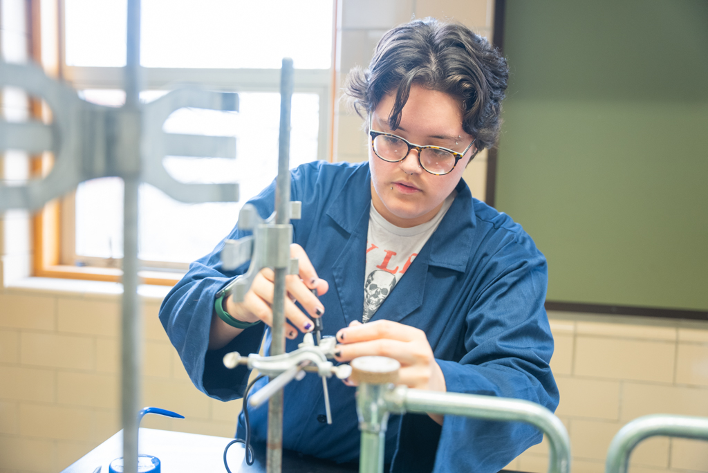 NSU student works in biology lab