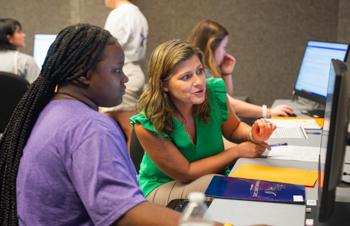 NSU faculty member assisting student with Freshman Connection
