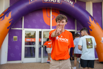 NSU student welcomes students during Freshman Connection.