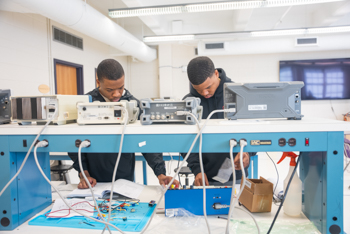 IET/EET students in lab