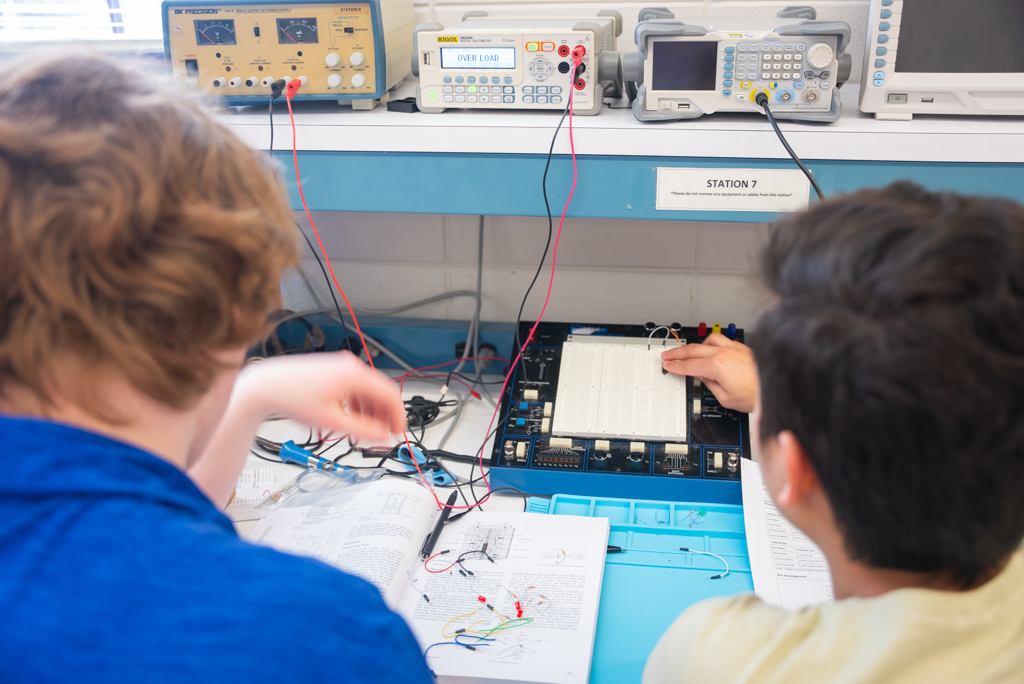 NSU students engage in hands-on learning in engineering lab