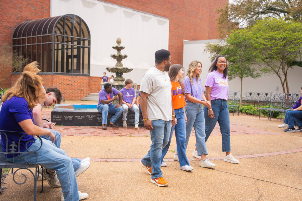 NSU students gather in the Alumni Plaza