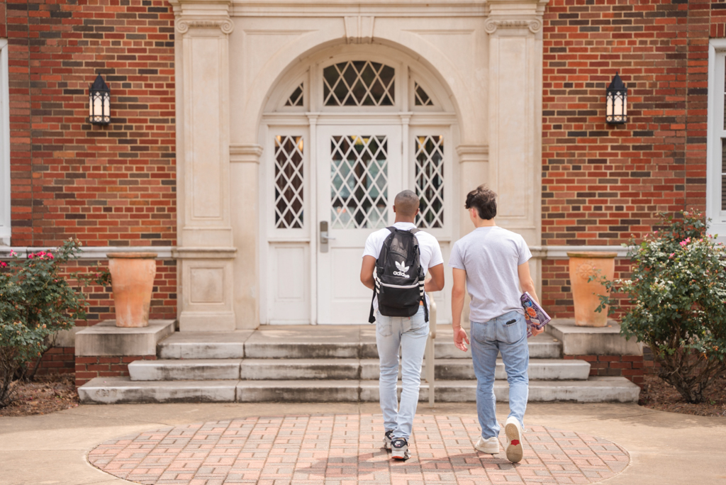 NSU students walk together into an administrative building