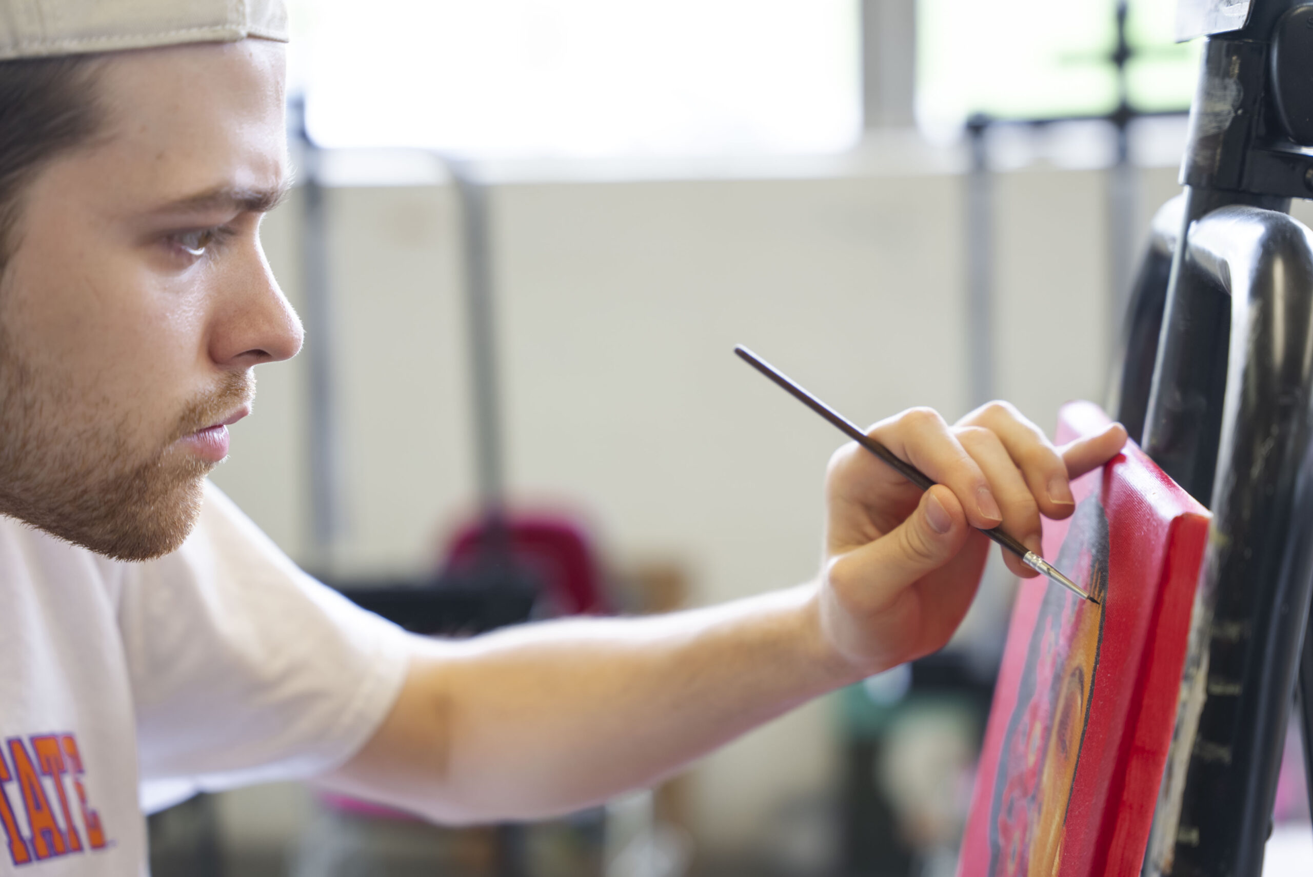 NSu student works on art piece in art classroom