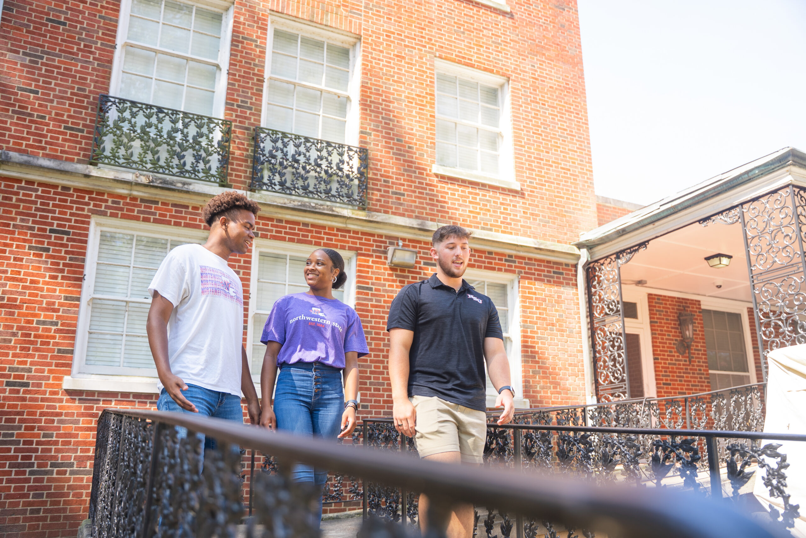 NSU students walk outside of Varnado Hall