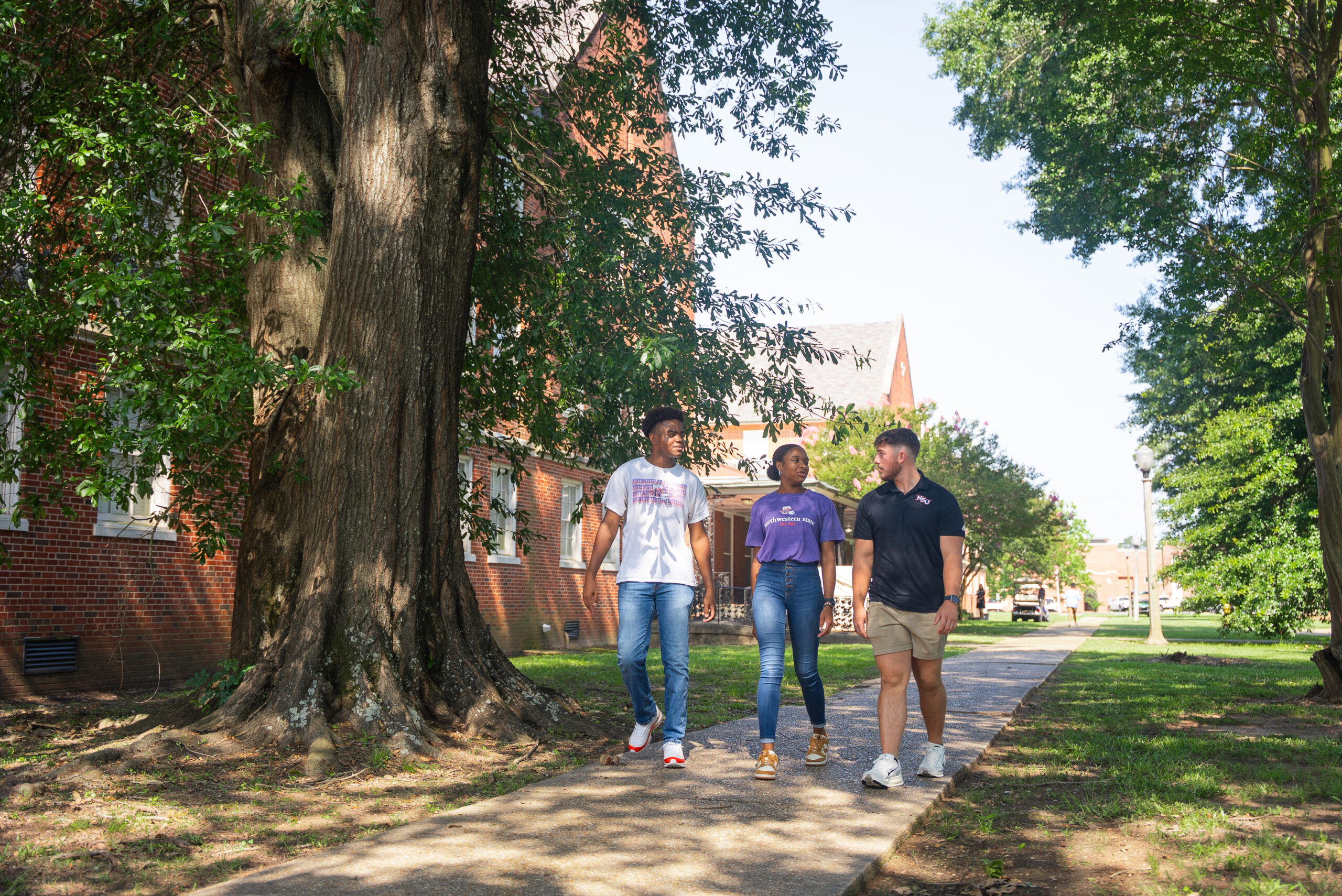 NSU students walk in front of Varnado Hall