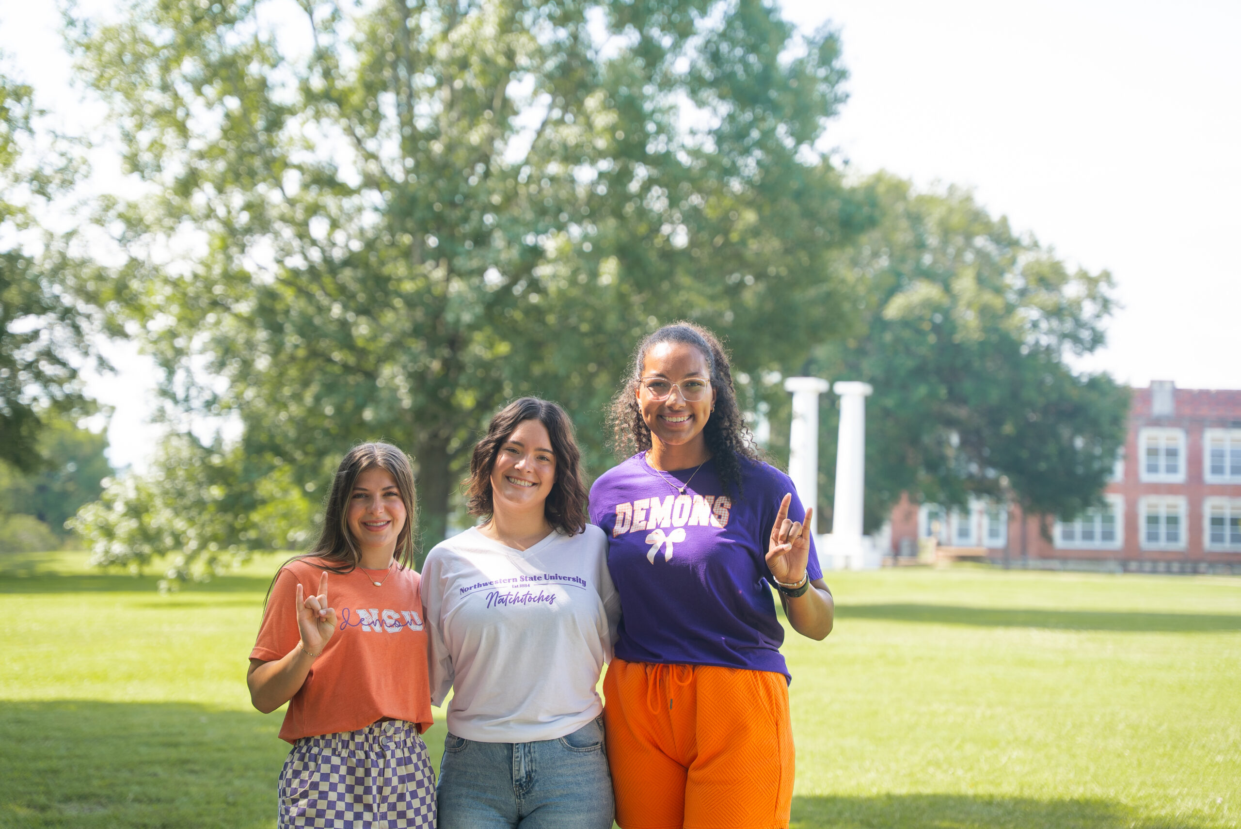 NSU students pose for a photo with the Columns in the background