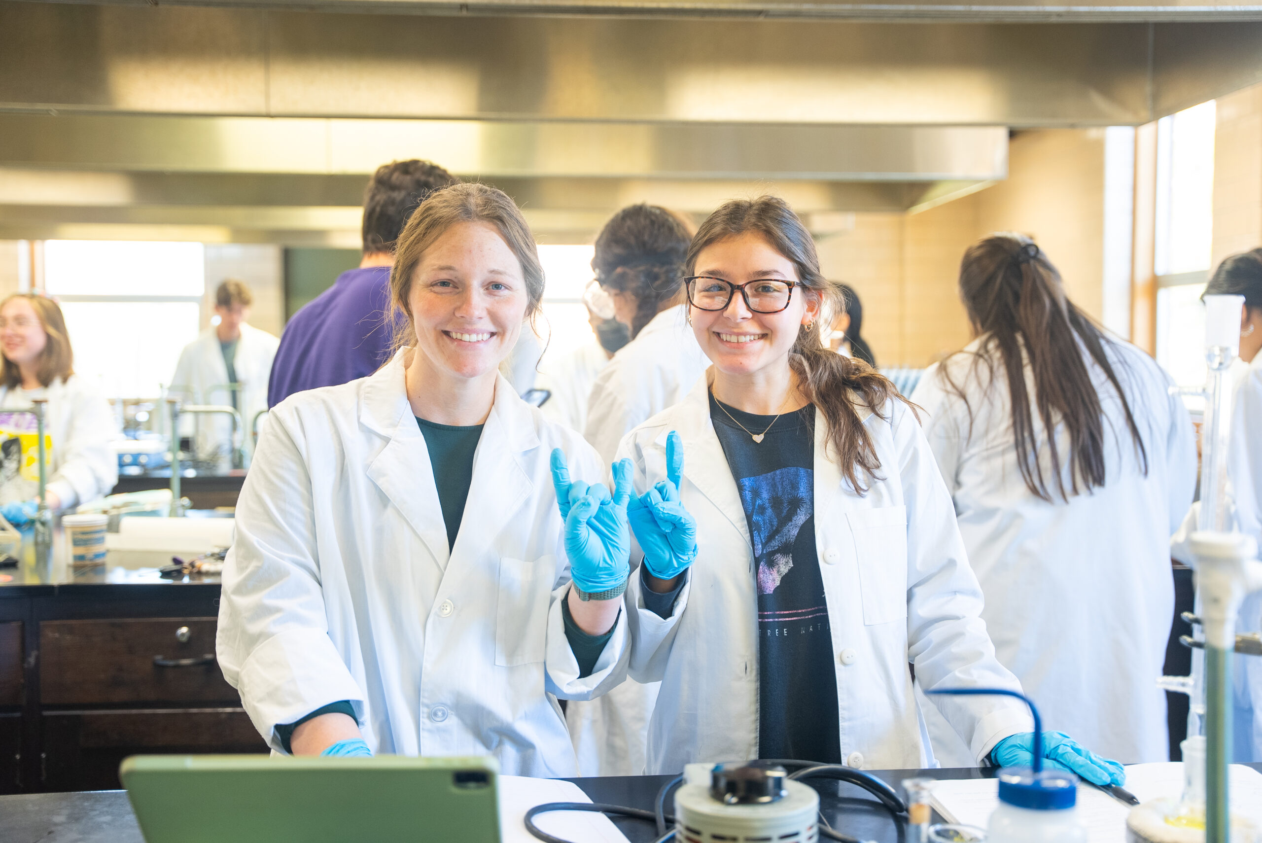 NSU students work together in Chemistry Lab
