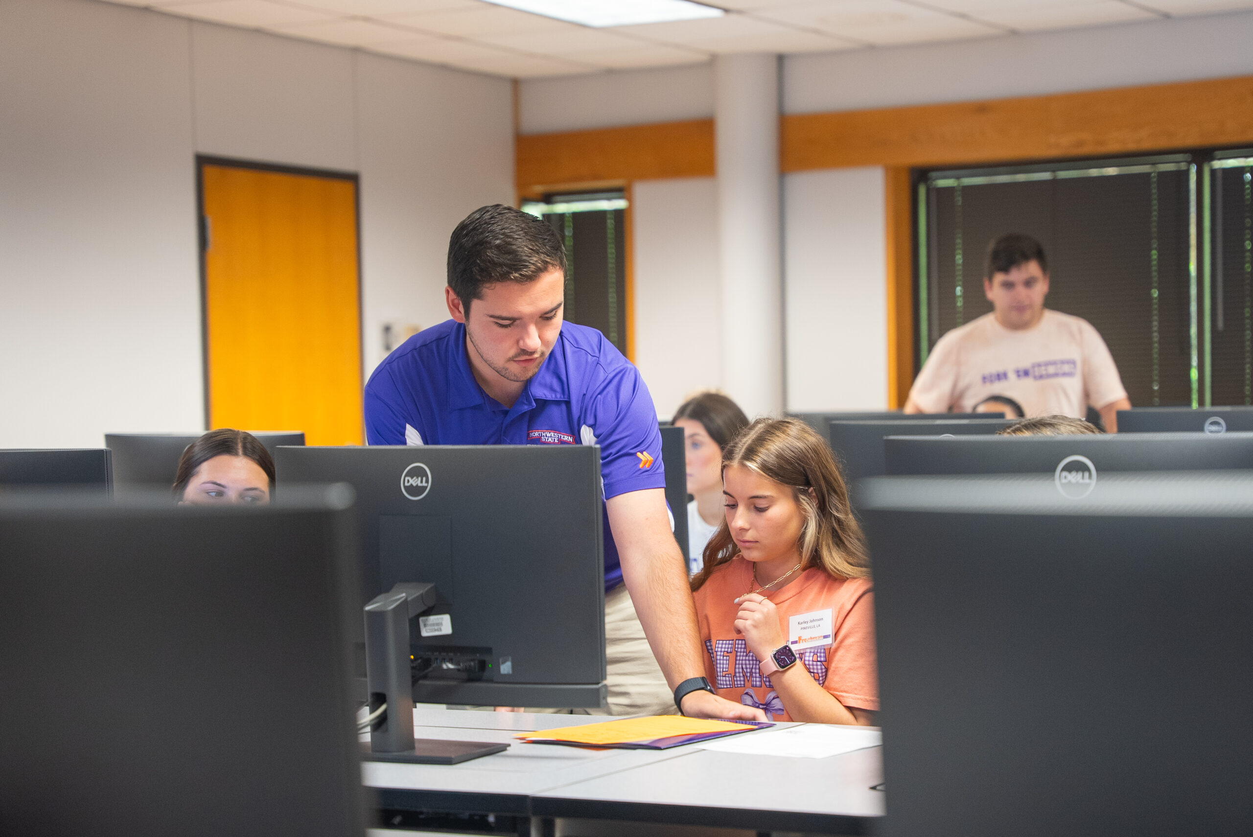 NSU Freshman Connector helps student in computer lab