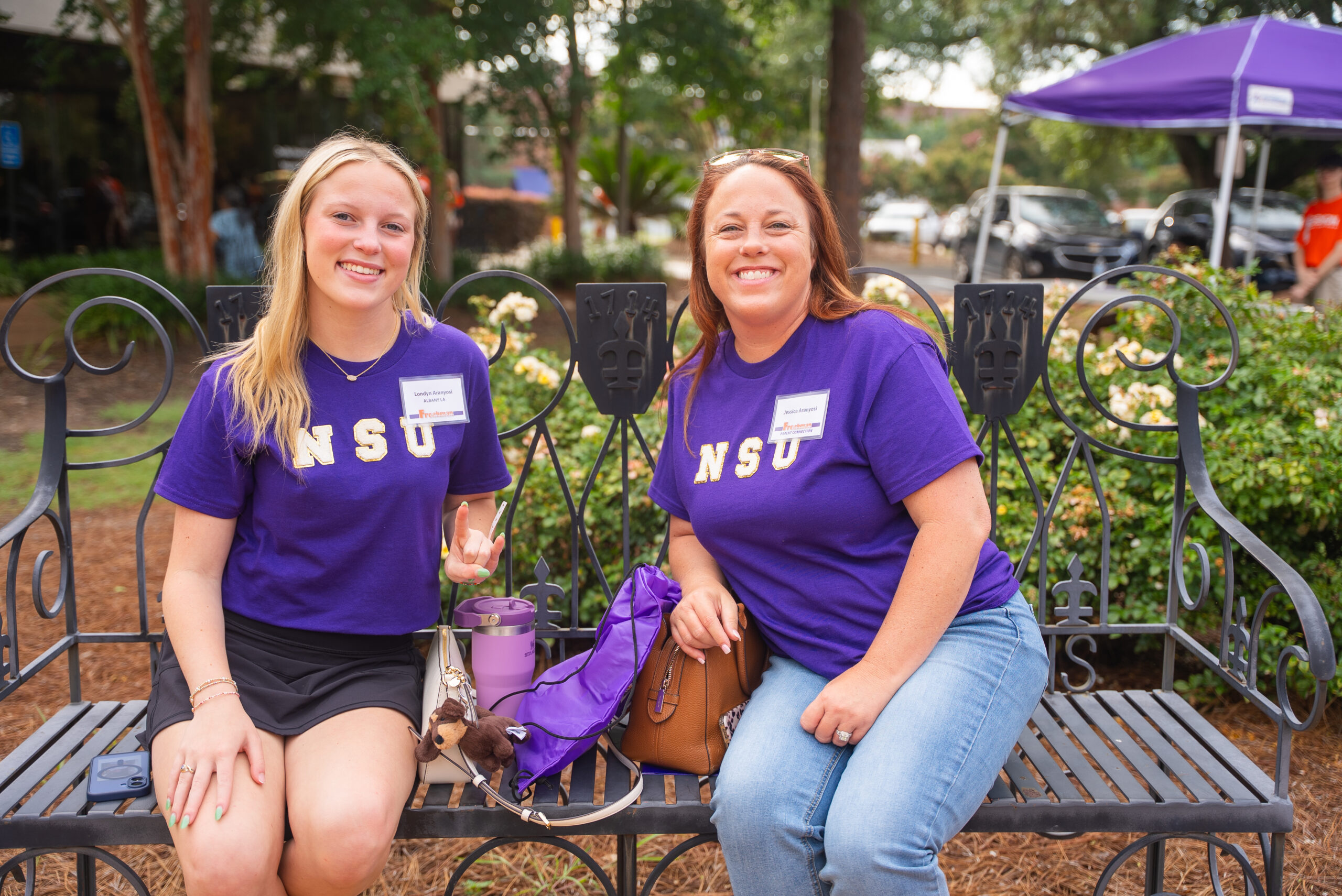 NSU student and parent sit on bench during Freshman Connection