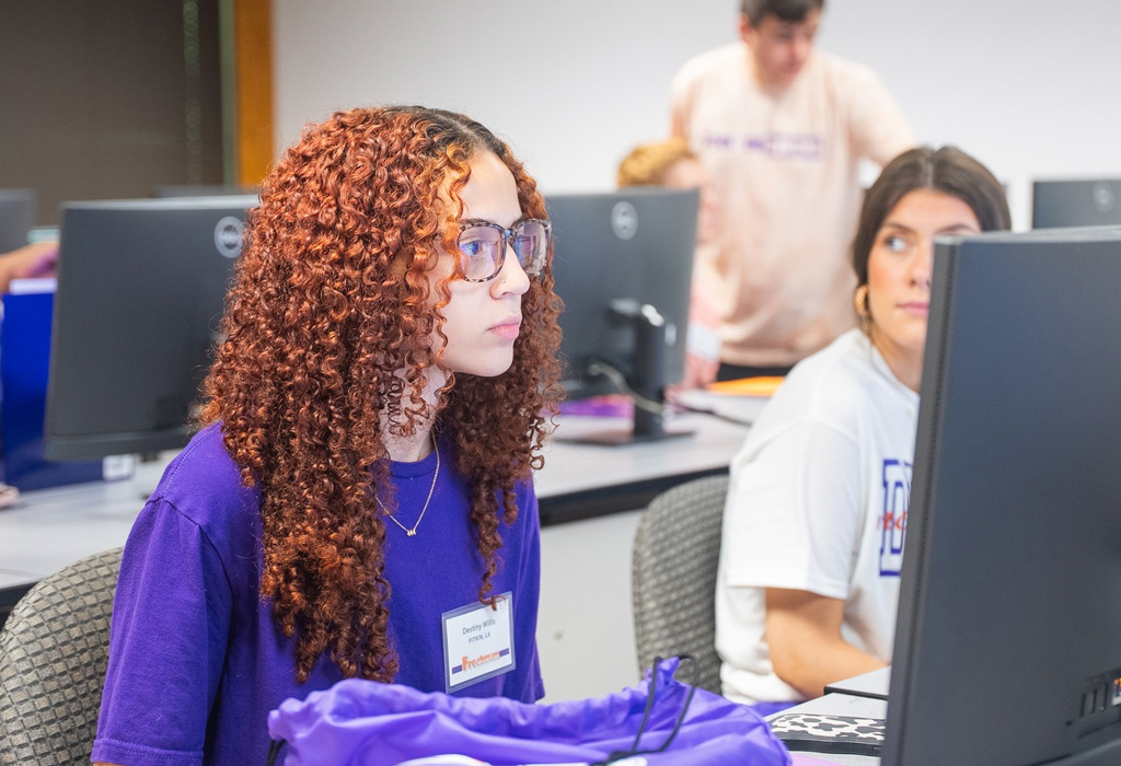 NSU student registers for classes during Freshman Connection
