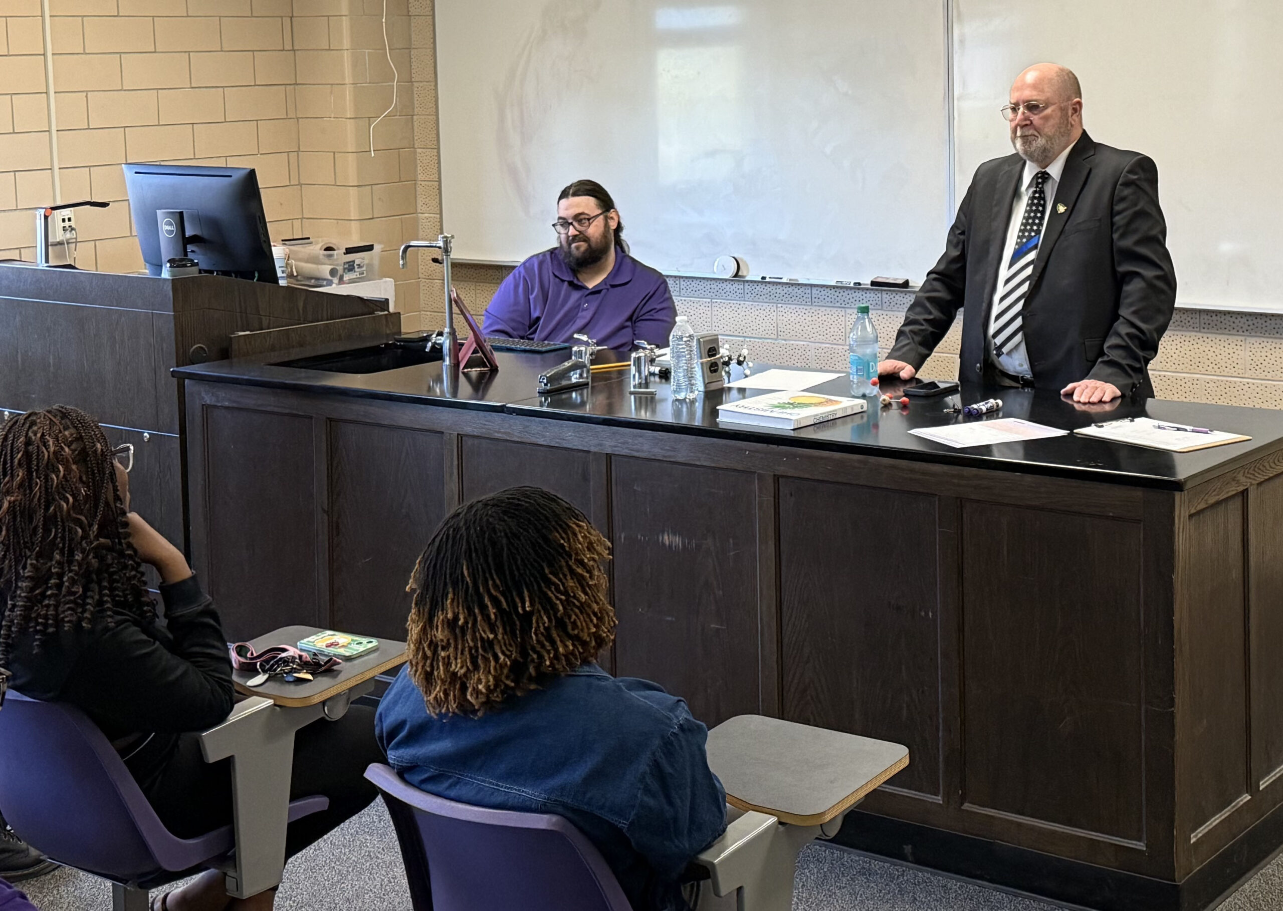 Tom Gier, a retired latent print examiner, spoke to students NSU’s Forensic Laboratory Science program Oct. 1. He was welcomed by Dr. Daniel Gordy, seated.