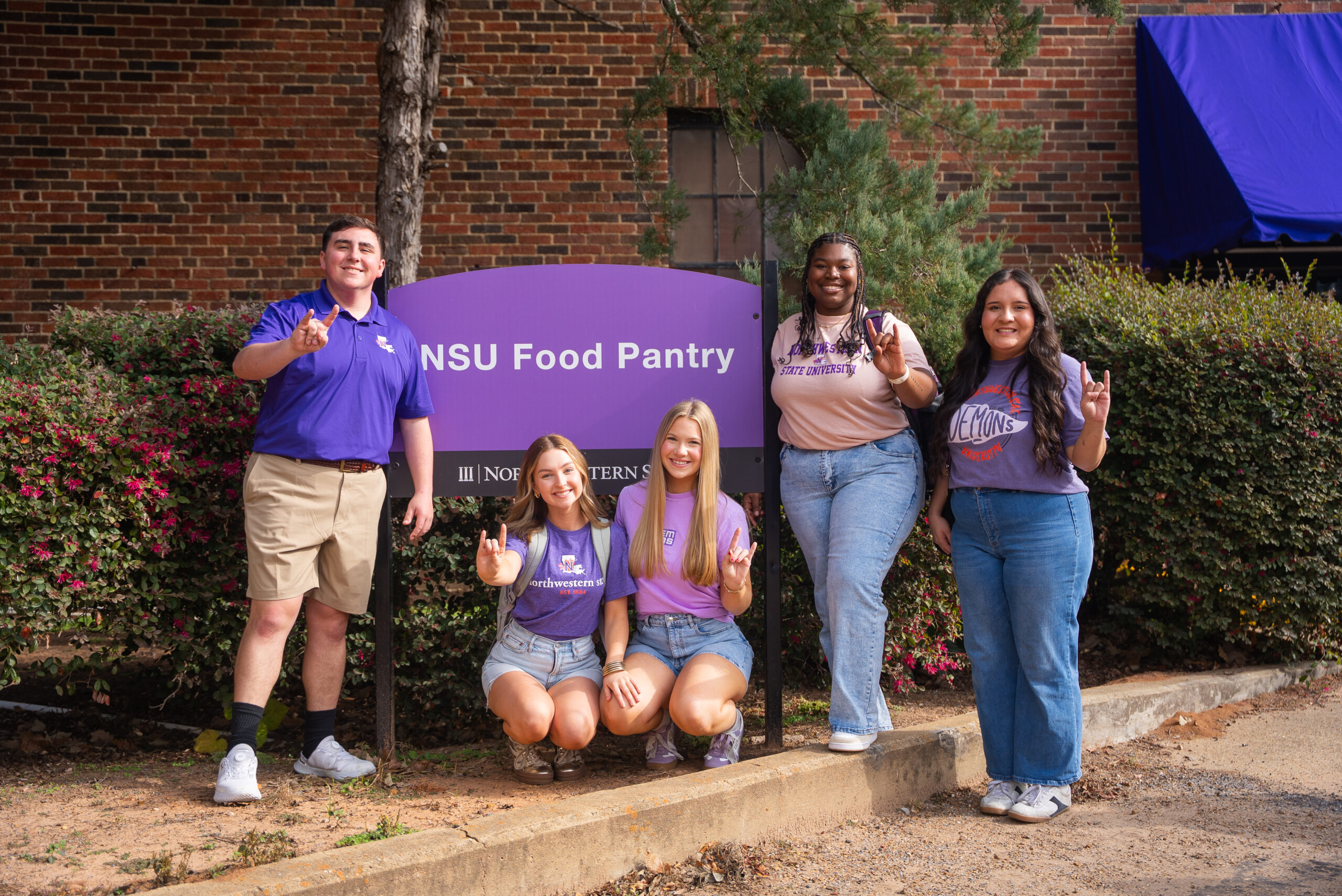 NSU students by food pantry